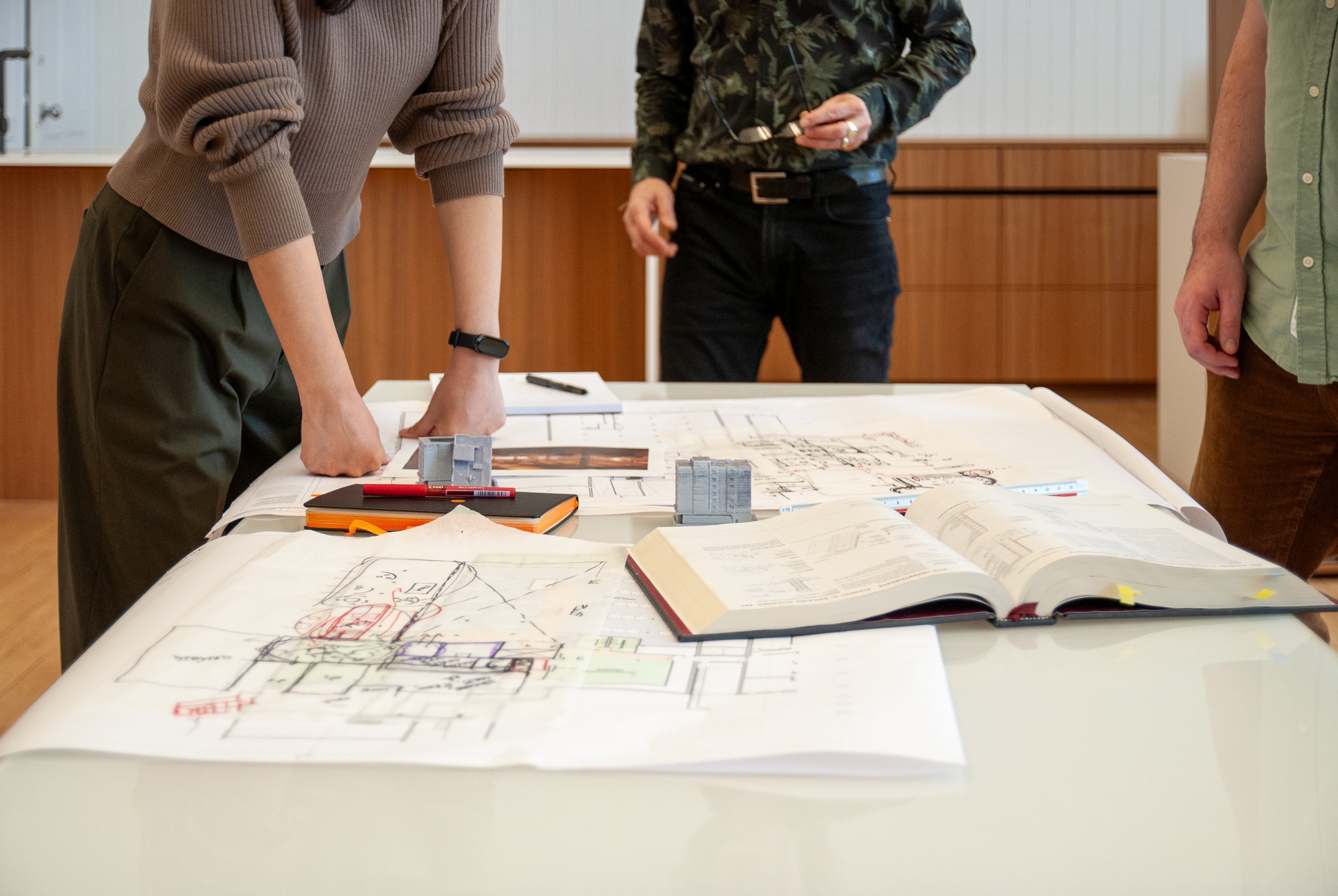 Plans et croquis sur la table de travail